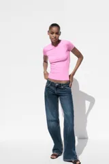 Camiseta rosa de viscosa, corte slim fit, cuello redondo y manga corta.