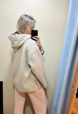 Buzo canguro beige de paño con capucha y mangas largas.