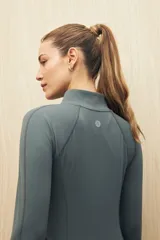 Campera deportiva negra con cierre frontal y cuello alto.