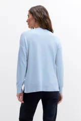 Sweater negro de tejido de punto fino, con escote en V y mangas largas.