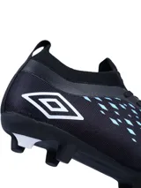 Championes de fútbol Umbro Limit HG negros con detalles celestes y logo Umbro blanco en el lateral. Diseño con tobillera integrada y suela con tapones.
