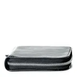 Billetera negra con cierre de cremallera.