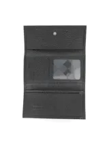 Billetera de cuero vacuno color marrón con broche metálico dorado y remache metálico con logo de la marca.