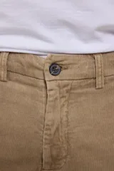 Pantalón de pana color beige, de corte recto y tiro medio.