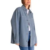 Chaqueta oversized de denim a rayas verticales azules y blancas, con cuello clásico, cierre frontal con botones metálicos, mangas largas con puños abotonados, dos bolsillos de parche en el pecho y bolsillos laterales.