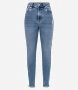Pantalón mom jeans de tiro alto, color azul denim, con bolsillos y bajo plegado.