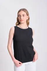 Musculosa básica negra sin mangas.
