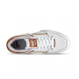 Zapatillas deportivas de hombre de Puma, con diseño blanco y detalles en marrón, inspiradas en el baloncesto.