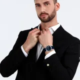 Reloj Maserati Attrazione con caja de acero inoxidable plateada de 43mm, esfera azul con el logo de la marca y correa de silicona azul con textura. Incluye indicador de fecha y movimiento de cuarzo. Resistente al agua hasta 50 metros.