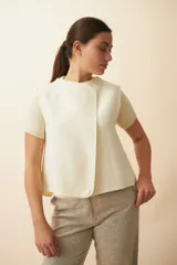 Chaleco marrón con solapas amplias y terminaciones envivadas. Diseño reversible y sin mangas.