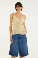 Bermuda jorts de jean azul, corte recto y largo por debajo de la rodilla.