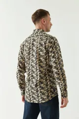 Camisa de manga larga con estampado de hojas en tonos azul marino y negro.