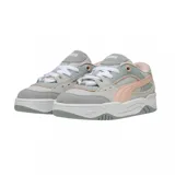 Championes urbanos Puma modelo 180, color beige con detalles en blanco, confeccionados en gamuza y malla, con logo Puma en los laterales.
