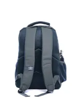 Mochila Umbro modelo Bloop, color gris oscuro con estampado frontal en rojo y detalles en rojo en las cremalleras. Posee bolsillo lateral de malla para botella y logo Umbro plateado en la parte superior.