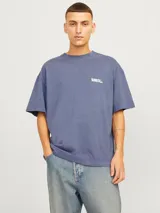 Camiseta azul de manga corta y cuello redondo con estampado pequeño en el pecho.