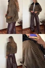 Campera bomber marrón de cuero ovino vintage, con cuello de piel sintética negra desmontable y cierre frontal con cremallera.