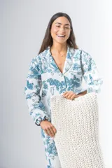 Pijama de algodón estampado, compuesto por una camisa de manga larga con botones y un pantalón recto con elástico en la cintura.