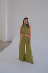 Musculosa verde pistacho de lino, con corte recto y cuello redondo.