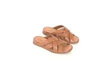 Sandalias de cuero color caramelo con tiras anchas cruzadas y suela plana. Fabricadas a mano con tecnología Antistress.