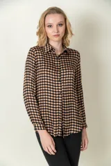 Camisa de viscosa con estampado geométrico en tonos marrón y negro, de manga larga y botón frontal.