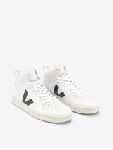 Championes de caña alta Veja modelo V-15, color blanco con logo lateral en azul marino.