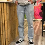 Pantalón de jean celeste claro, corte holgado y tiro medio.