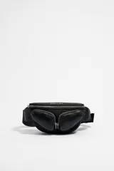 Bolso riñonera de piel negra, tamaño mini, con cierre de cremallera y asa de tejido ajustable.