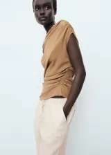 Pantalón de lino color beige, de corte recto, con cintura elástica ajustable con cordón.