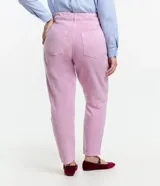 Pantalón mom jeans plus size de sarga color lila, con trabillas en la cintura, bolsillos delanteros y traseros, y cierre con botón y cremallera.