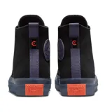 Botas altas Converse color negro con detalles en acero y mango salvaje, diseño clásico y suela de goma.