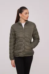 Campera acolchada color rosa con cierre frontal y cuello alzado, de manga larga y diseño cómodo.