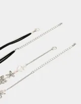 Set de dos collares choker: uno de terciopelo negro y otro con cadena plateada, corazones y mariposas con strass.