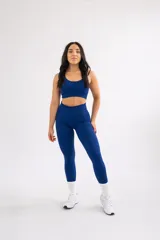 Conjunto deportivo color verde oliva, compuesto por un top con breteles finos y calza tiro alto.
