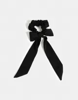 Scrunchie negro con moño de tela.
