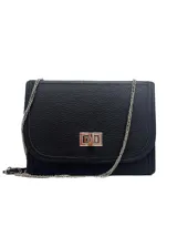 Cartera bandolera negra de cuero sintético con cierre de broche metálico plateado y correa de cadena plateada.