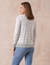 Buzo de modal estampado a rayas horizontales rosas y blancas, con cuello redondo y puños acanalados.
