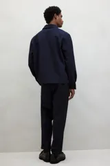 Pantalón de vestir negro de corte recto con cintura elástica y cordón ajustable. Tiene bolsillos laterales y traseros.