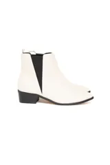 Botas Chelsea de cuero liso color blanco, con elásticos laterales negros, taco bajo cuadrado y tirador trasero.