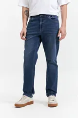 Pantalón de jean azul oscuro, corte recto, tiro medio y con presillas para cinturón.