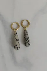 Par de aros colgantes con argolla dorada de acero quirúrgico hipoalergénico y dije en forma de gota de piedra natural blanca.