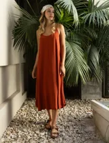 Vestido midi color ladrillo de crepe con escote redondo y breteles regulables.