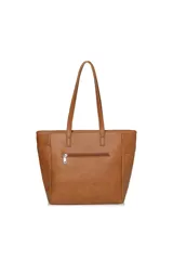 Bolso tipo shopper color beige con doble asa de hombro, bolsillo frontal con cierre y logo de la marca en el frente.