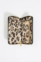 Billetera marrón de nylon con logo metálico de la marca Bimba y Lola. Tiene estructura blanda, acabados metálicos y cierre con cremallera.