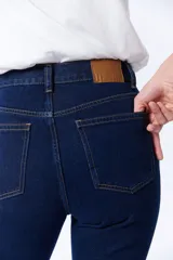 Pantalón de jean recto de color azul marino, diseño clásico y talle alto.