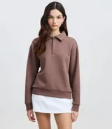 Saco femenino cerrado color marrón, confeccionado en algodón con felpa, con cuello polo, abotonado, manga larga y bajo ajustado.