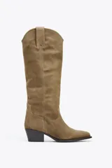 Bota alta color marrón de serraje, con puntera terminada en punta y taco cuadrado.