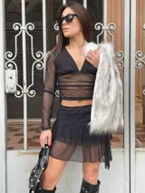 Minifalda negra con volados y transparencias.