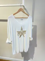 Tejido de línea italiana color fucsia con detalles en lentejuelas formando una estrella y la palabra 'Astros'.