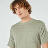 Camiseta verde oliva de manga corta con cuello redondo y bolsillo en el pecho.