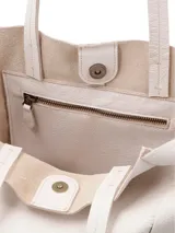 Cartera shopper de cuero color crudo, con terminaciones al corte y bolsillo interior con cierre.